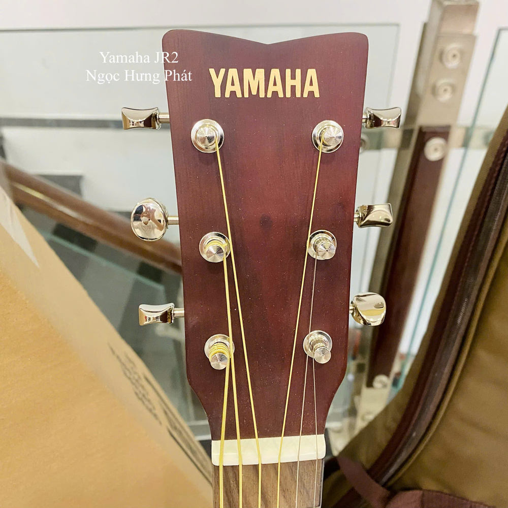 Guitar Yamaha JR2